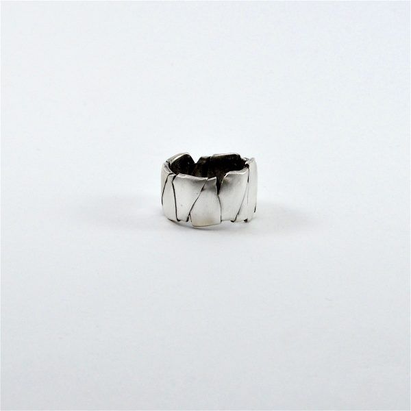 Serpentine ring